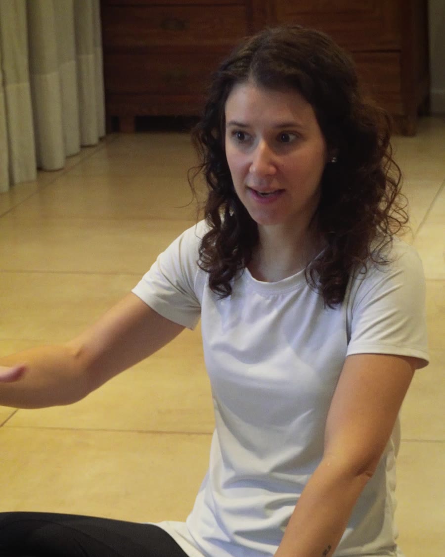 Tatiana guiando una práctica de mindfulness